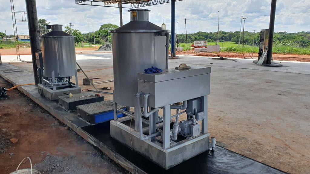 Instalação de bomba submersa e sistema de ventilação em posto de combustível