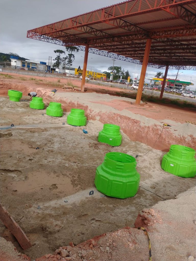 Instalação de dutos e sump de tanque em vala — visão geral da obra