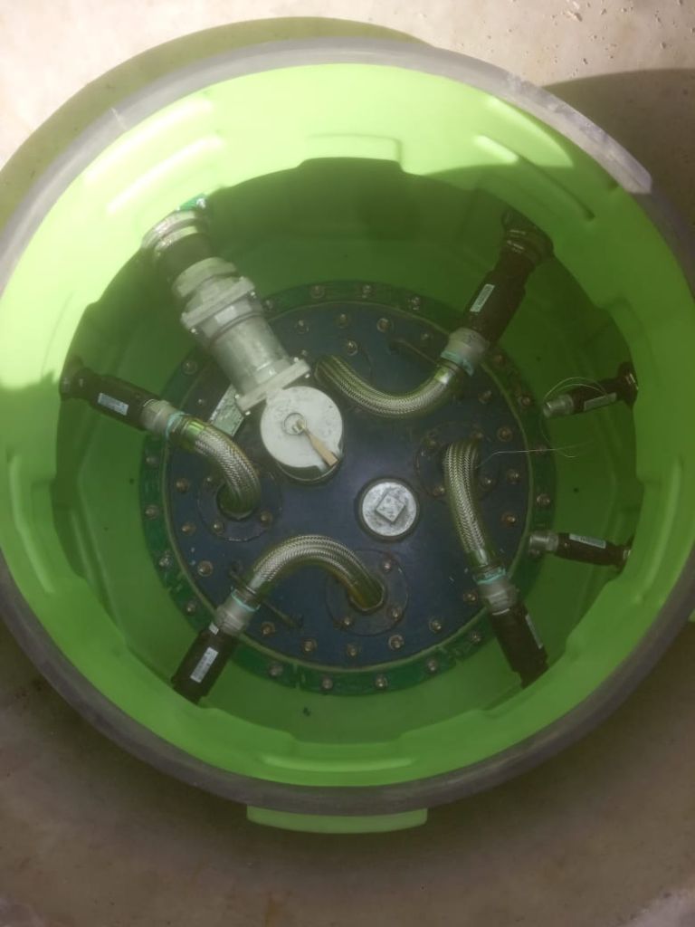 Interior do sump de tanque com conexões flex instaladas