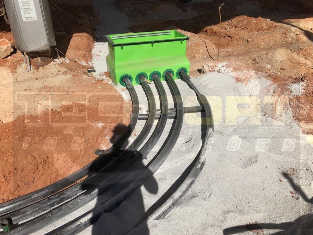 Instalação completa de tanques e equipamentos com estrutura metálica ao fundo