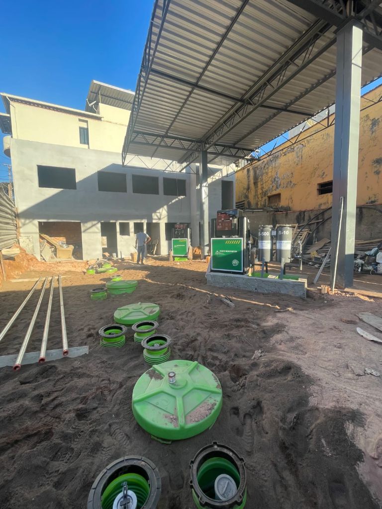 Obra de instalação de tanques azuis com estrutura metálica e dutos