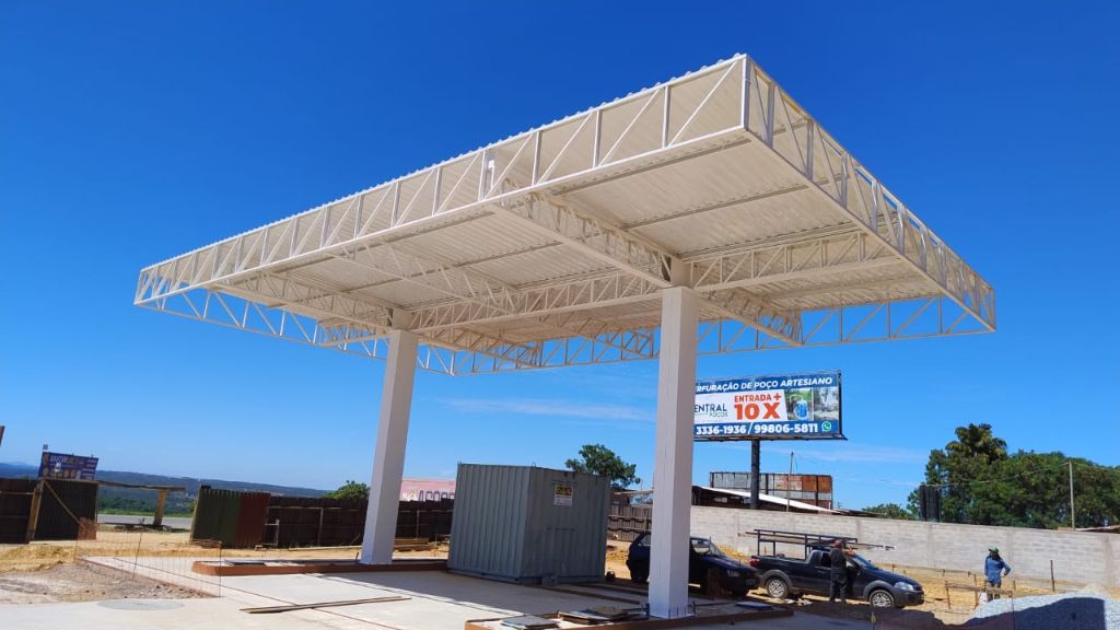 Estrutura metálica de posto de combustível finalizada — cobertura montada com colunas brancas
