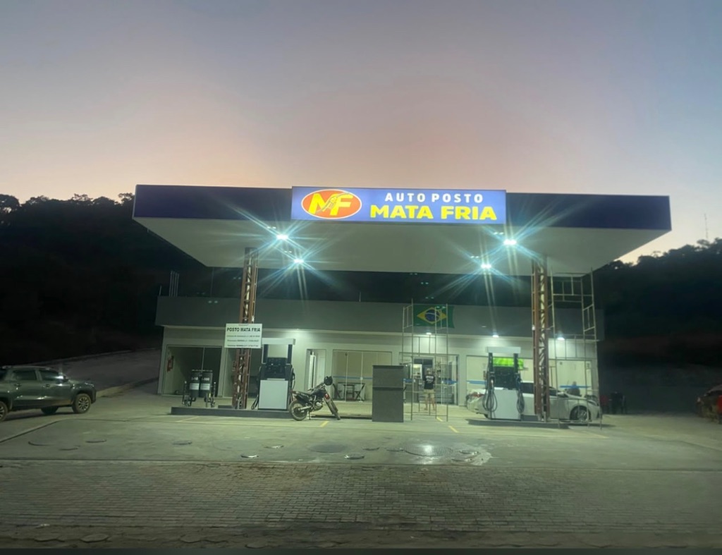 Auto Posto Mata Fria — fachada iluminada à noite, ES