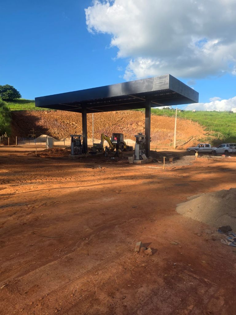 Cobertura metálica em montagem